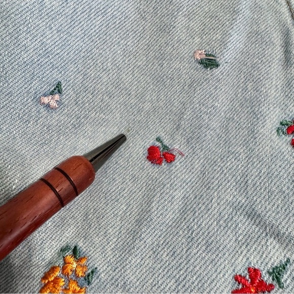 Urban Outfitters BDG High Rise Loose Baggy Embroidered Floral/Carrots Size 29 - Picture 9 of 13